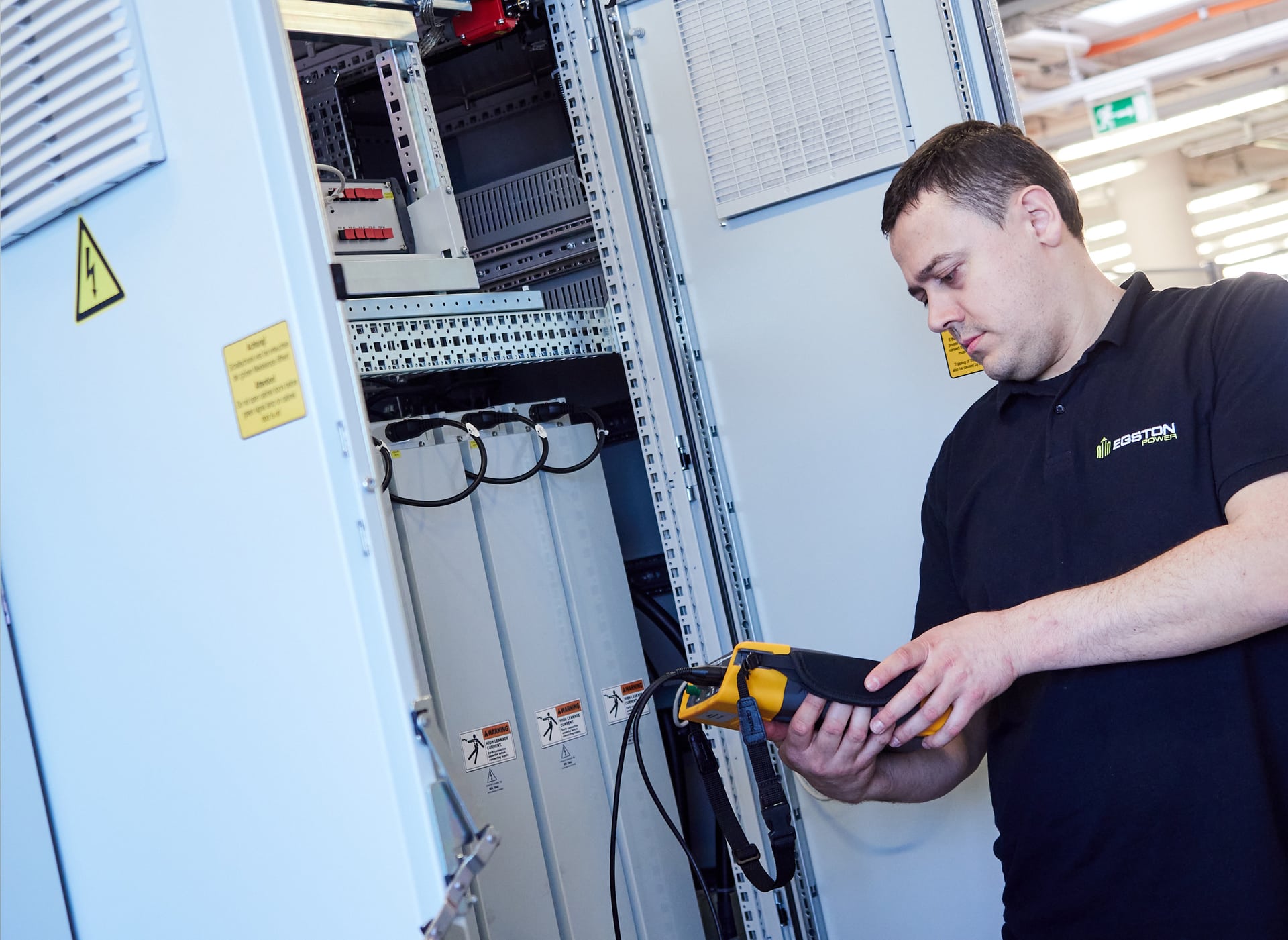 Engineer doing measurements with the COMPISO CSU100