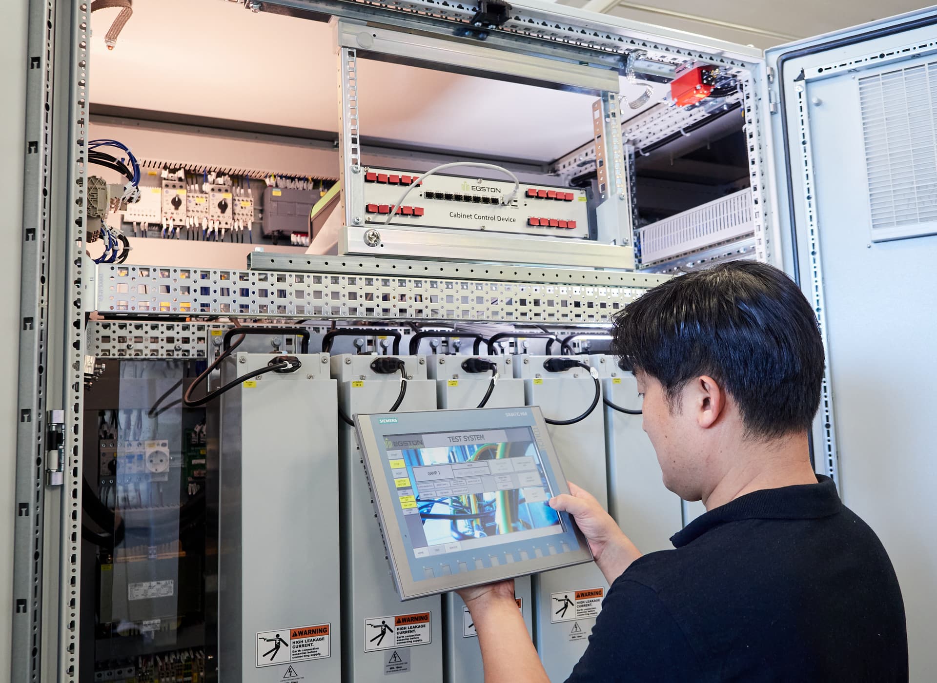 Engineer in front of Compiso with a Test System in his hands