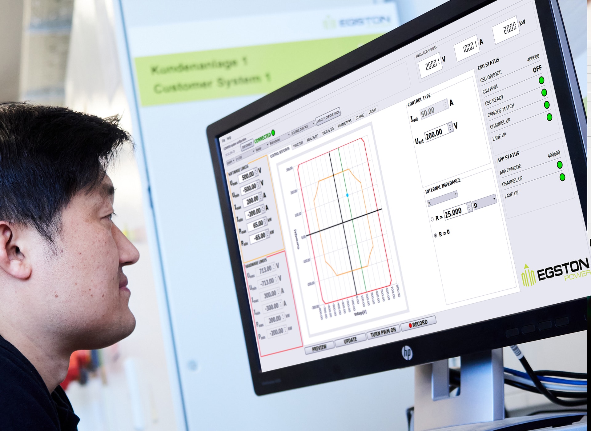 engineer in front of the PC with EGSTON Power App DC-Source on the screen